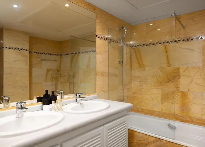 2 Bed In Magna With Sea Views Marbella